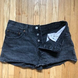 Black Levi’s jean shorts